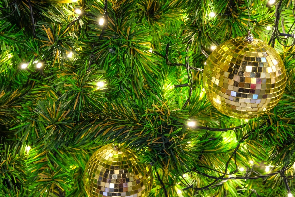 pre lit christmas tree half lights out reddit