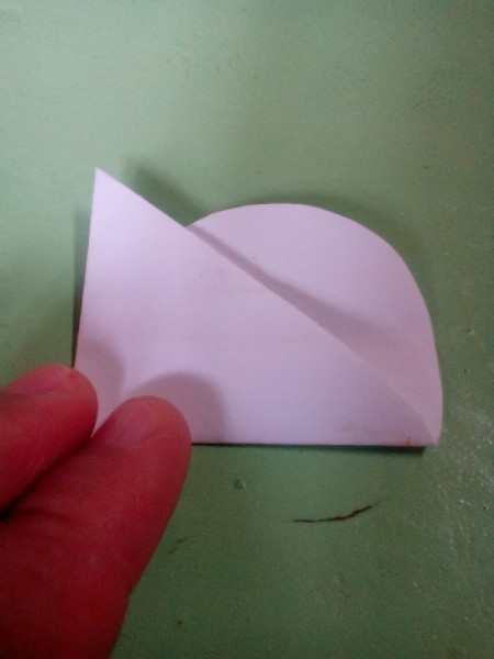 Pop Heart Decoration - fold the white paper pattern in the center as shown