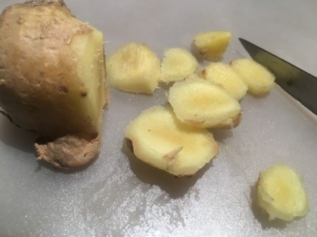 slicing ginger