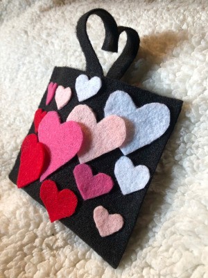 No-Sew Gradient Felt Heart Purse - finished purse