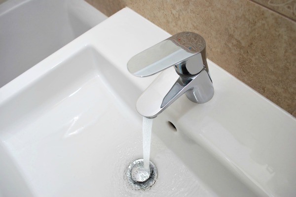 water fills in bathroom sink