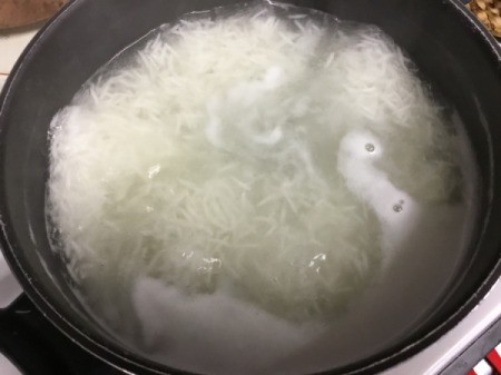 cooking rice in water