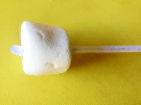 Edible Standing Rainbows - push a marshmallow onto one end of a pipe cleaner and bend the end to secure
