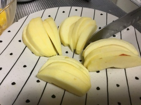 cutting apple slices