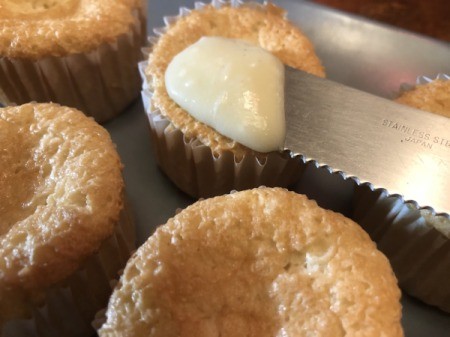 frosting cupcakes