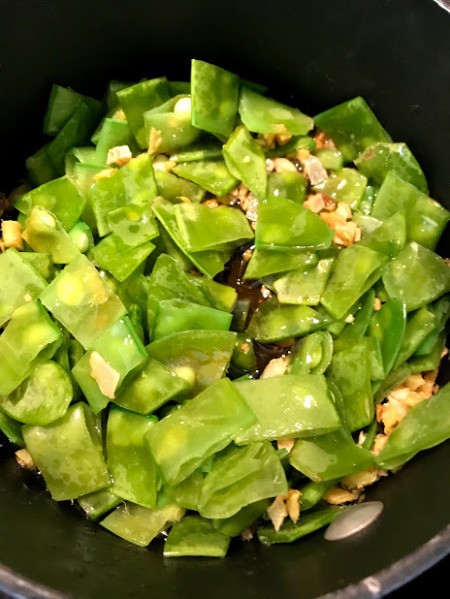Stir Fry Snow Peas with garlic and onions