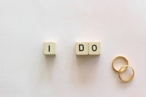 Three small blocks spelling "I Do" next to two rings.