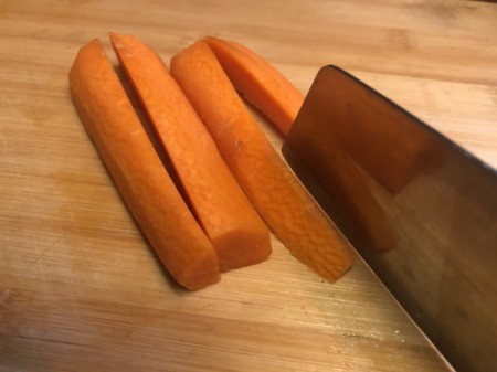 slicing carrots