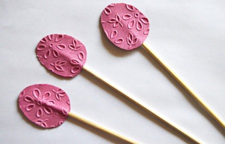 Floating Eggs Easter Basket - cut
6 egg shapes from the pink paper - and glue back to back on a skewer. Cut skewers to different lengths.