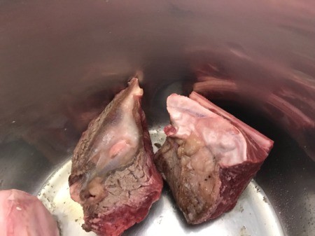 browning short Ribs in pan
