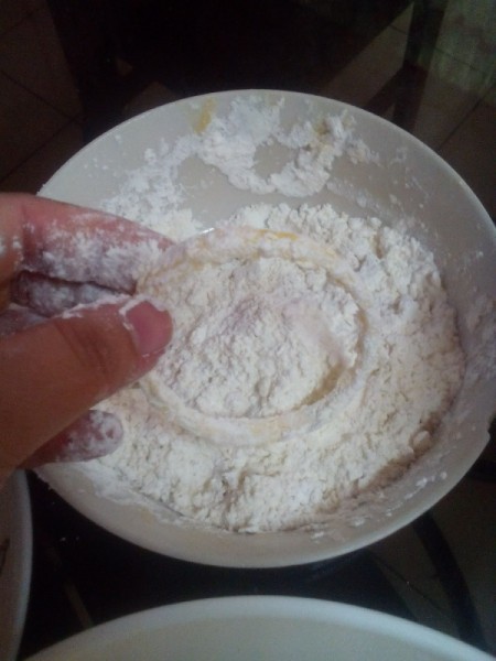 dipping onion in flour