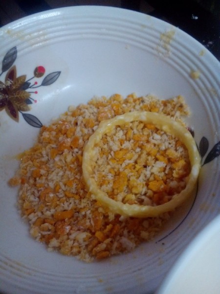 dipping onion in crumbs