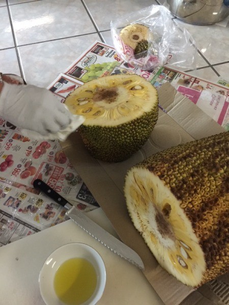 Wiping the jackfruit after cutting.