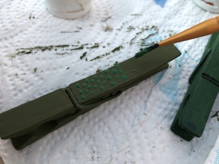 Alligator Clothespins - paint staggered dots with opposite green on backs