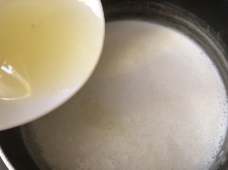 adding lemon juice to nearly boiling milk
