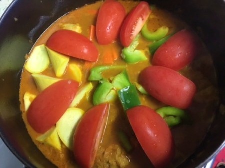 tomatoes and other vegetables added to chicken