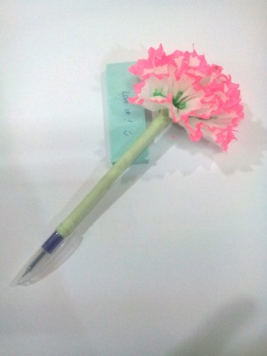 Making a Flower Pen - pink edged flower pen