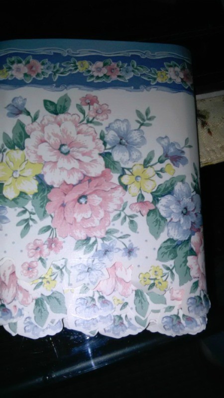 Imperial Wallpaper Border - blue topped floral border with a scalloped bottom