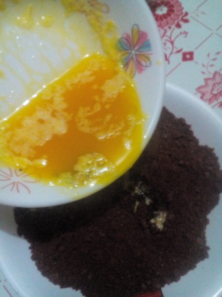 pouring melted margarine into crumbs
