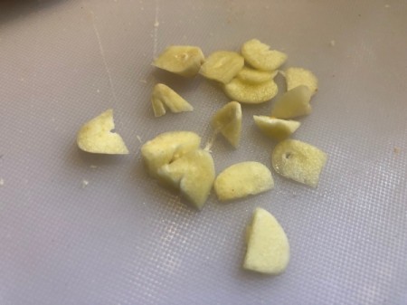 sliced garlic