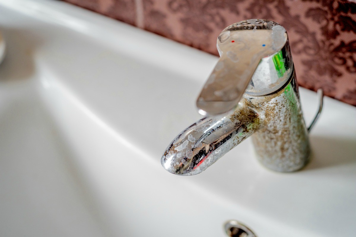 removing hard water stains from bathroom sink