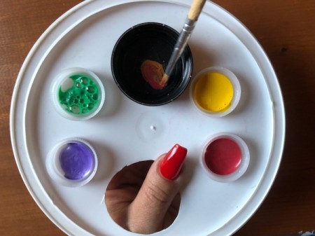 Homemade Paint Palette - use large cap to mix paints