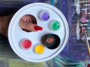 Homemade Paint Palette - paint palette made from recycled lids