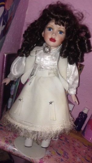 Identifying a Leonardo Porcelain Doll - dark haired doll in long white outfit with vest