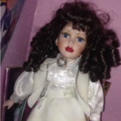 Identifying a Leonardo Porcelain Doll - dark haired doll in long white outfit with vest