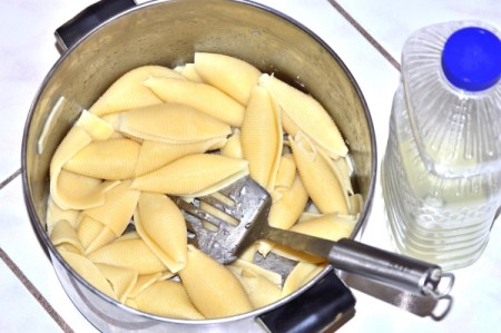 cooked and drained oiled shells