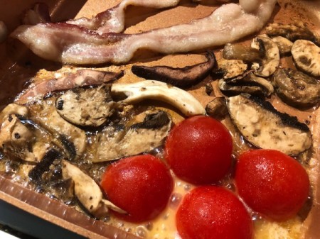 bacon mushrooms and tomato halves in pan