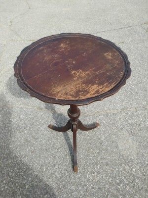 Identifying a Mersman Table - scalloped edge round table