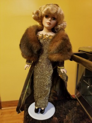 Identifying a Dandee Doll - doll wearing evening dress with a ful stole.