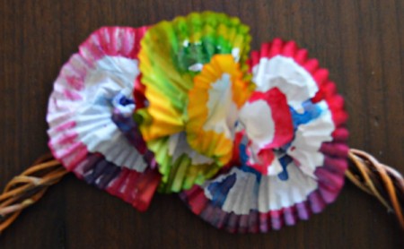 Color Explosion Summer Wreath - continue, alternating between red and yellow liners