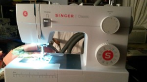 Feed Dog on Singer Sewing Machine Not Working - white plastic housing sewing machine