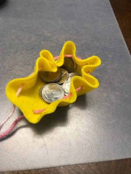 How to Make a No Sew Mini Pouch - pull yarn drawstrings