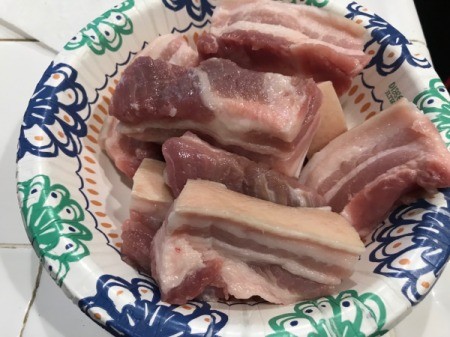 sliced pork on plate