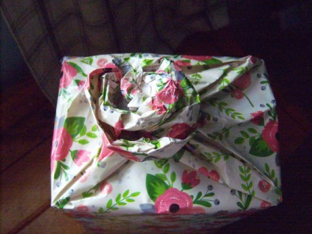 Flower Gift Wrapping - the twisted paper looks like a rose