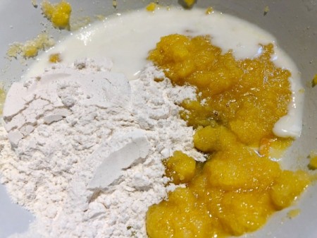 egg yolk sugar added to flour