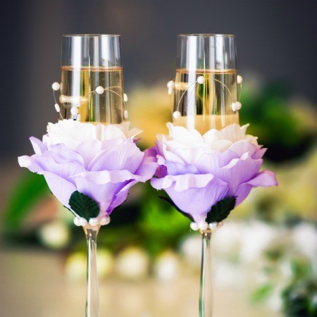 Wedding glasses decorated with flowers and rhinestones.