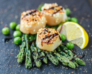 Scallops with sesame seeds, balsamic sauce and asparagus
