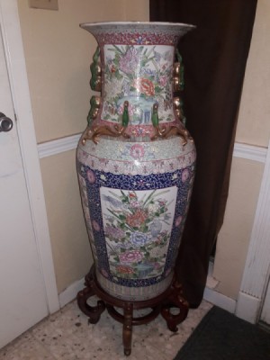 Determining the Value of an Antique Chinese Vase - tall ornate vase on a stand