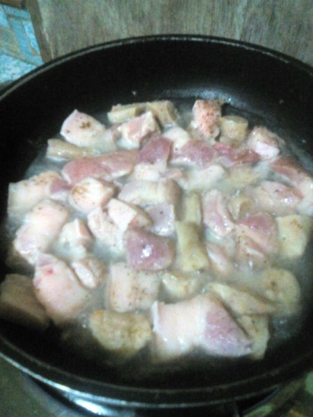 simmering pork in water and vinegar