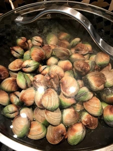 cooking cockles in wine