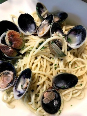 Spaghetti alle Cockle on plate