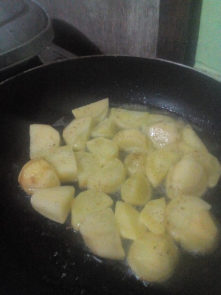 potato wedges in pan