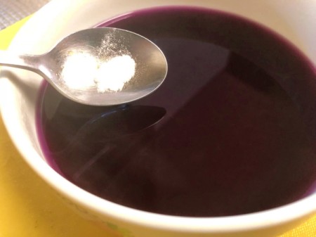 DIY Organic Food Colouring - adding baking soda