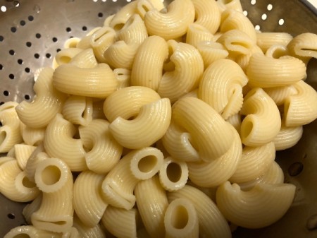 cooked macaroni in strainer