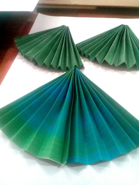 Table Top Mini Christmas Tree - cut two of the green accordions shorter than one