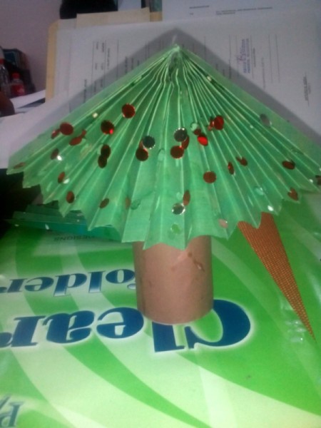 Table Top Mini Christmas Tree - glue one of the smaller ones to the tissue tube